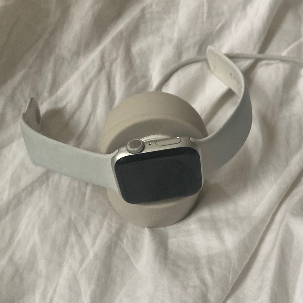 Apple Watch Series 5 40mm Silver Aluminum Case with White Sport Band
